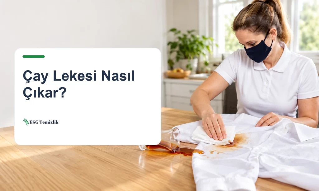 Beyaz pamuklu gömlekteki taze çay lekesinin kâğıt havluyla emdirilmesi