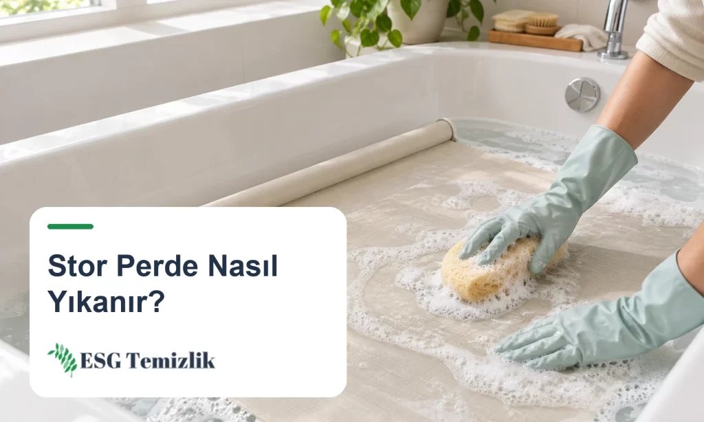 Küvette düz serilmiş stor perde kumaşını süngerle yıkayan eldivenli eller