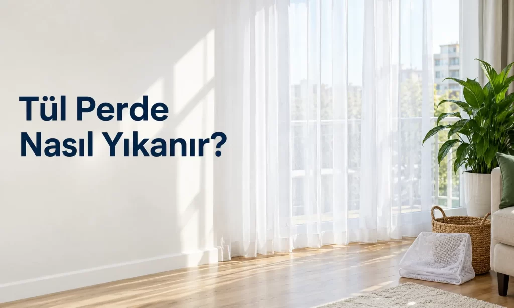 Aydınlık bir salonda pencerenin önüne asılmış, gün ışığını süzen bembeyaz tül perde ve yanında katlanmış çamaşır filesi.